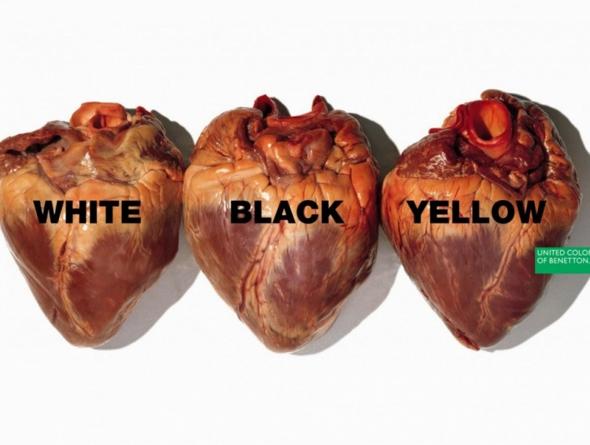 “I tre cuori – White/Black/Yellow” opera di Oliviero Toscani per una campagna contro il razzismo. Foto esposta (insieme ad altre) al Mar Museo D’arte di Ravenna lo scorso anno.